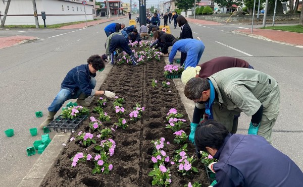 地域貢献活動／更別村地域安全コミュニティ村民議会主催の花壇整備に参加