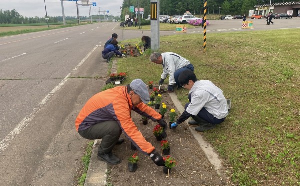 地域貢献活動／更別村花植栽協議会主催の道の駅（ピポパ）の花壇整備に参加